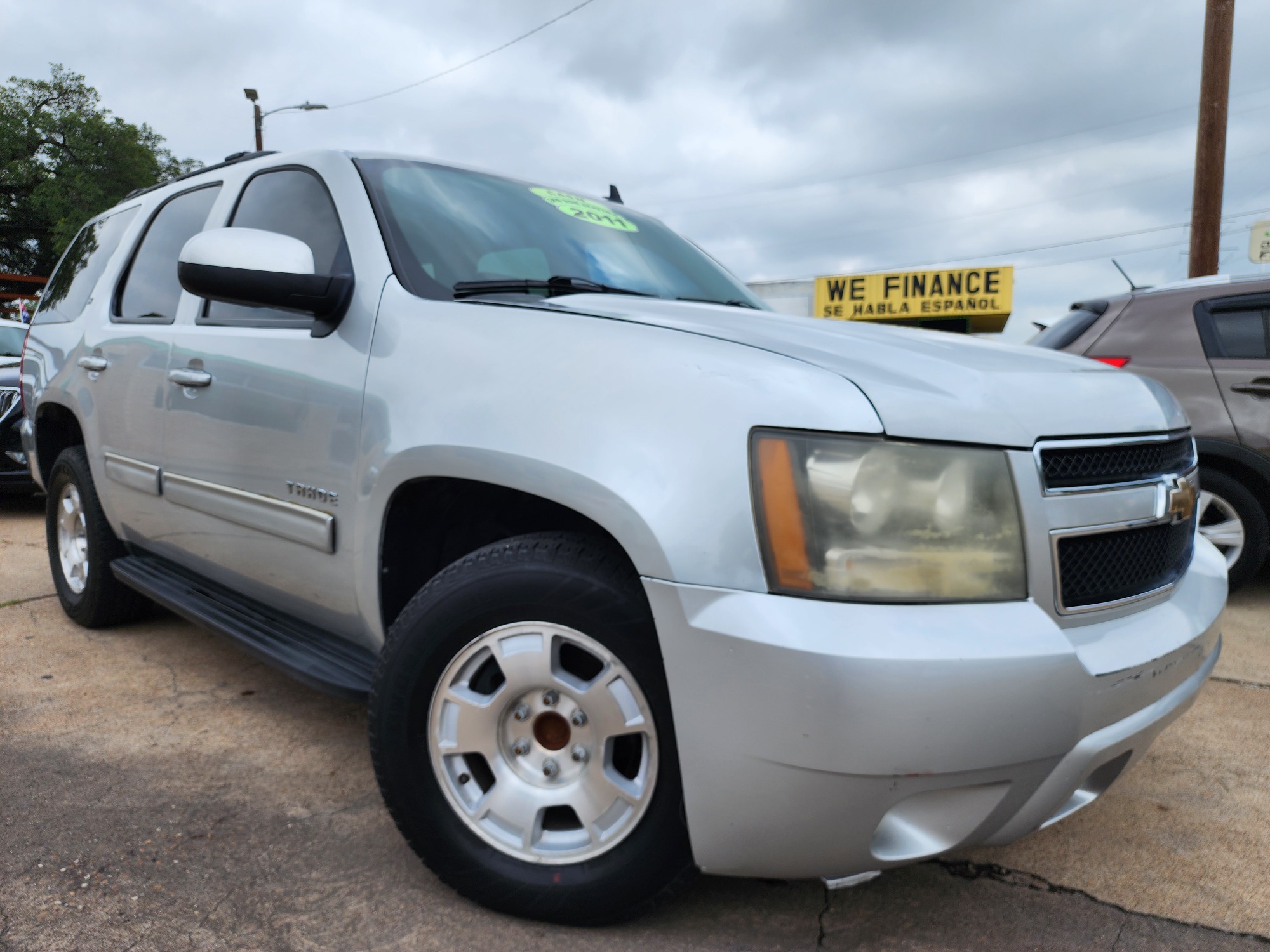 2011 SILVER /BLACK CHEVROLET TAHOE LT LT (1GNSCBE02BR) , AUTO transmission, located at 2660 S.Garland Avenue	, Garland, TX, 75041, (469) 298-3118, 32.885387, -96.656776 - Photo #2